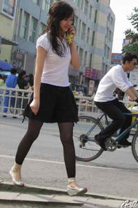 美女趴跪式从后面进去动态图